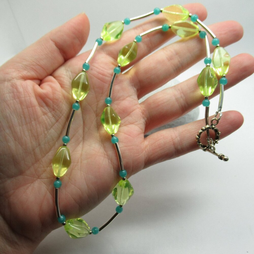 Uranium glass bead necklace - Picture 4 of 10